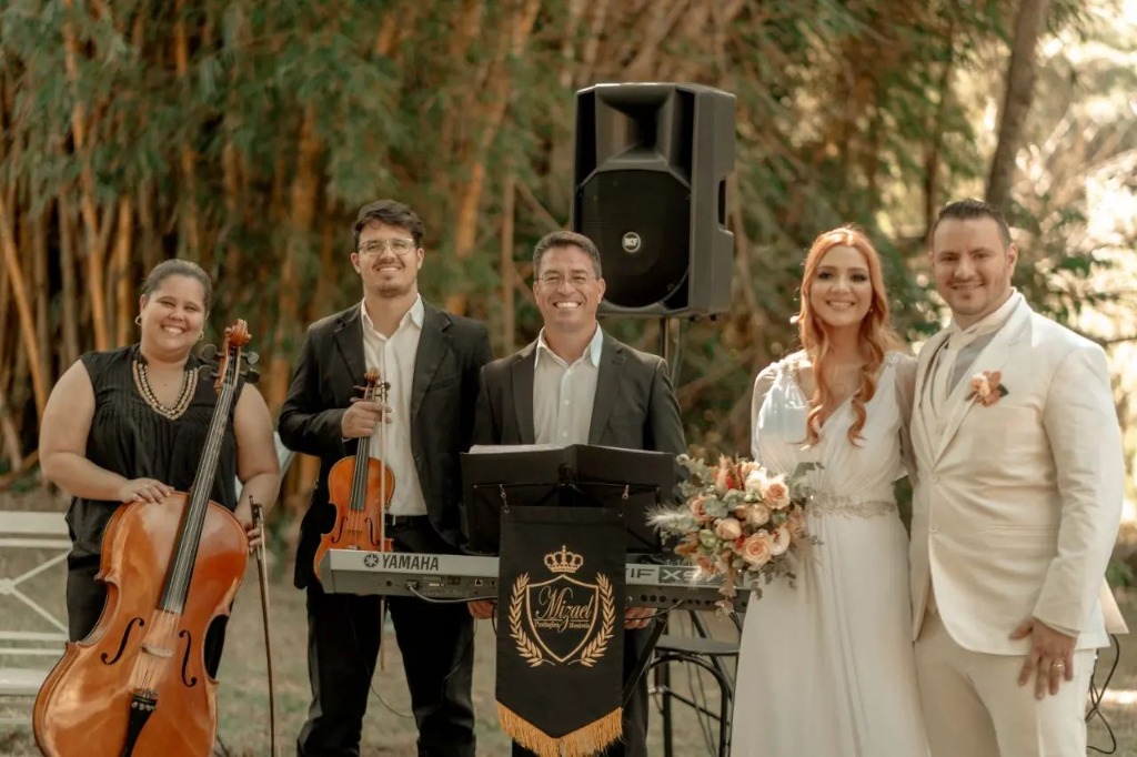 Equipe Mizael Produções Musicais tocando em casamento — Guaratinguetá SP