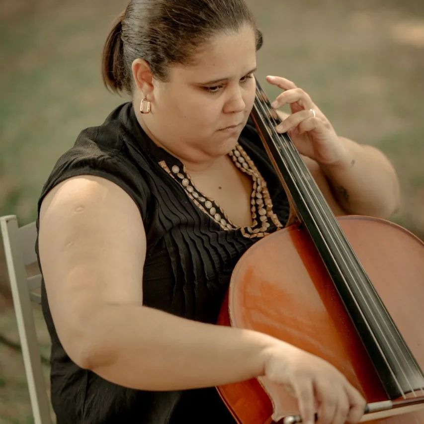 Violoncelista em cerimônia religiosa — Mizael Produções Guaratinguetá SP