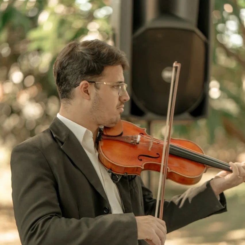 Violinista tocando em cerimônia de casamento — Mizael Produções Guaratinguetá