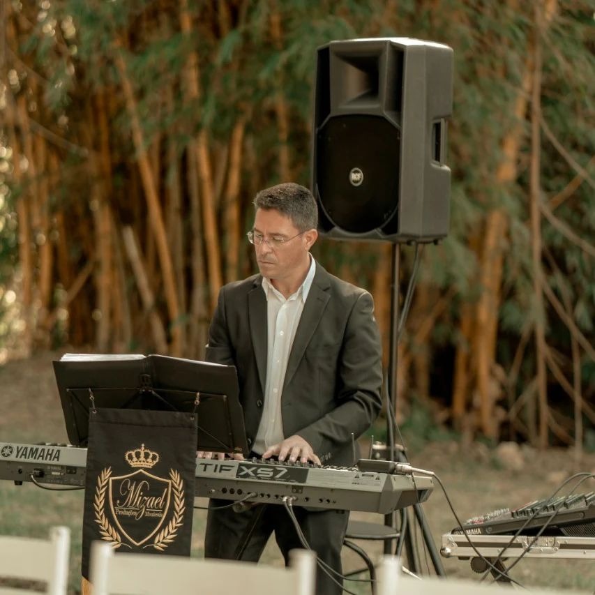 Pianista Mizael Produções Musicais tocando em evento Guaratinguetá