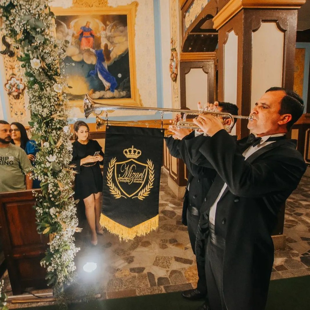 Clarins tocando na entrada da noiva na igreja — Mizael Produções