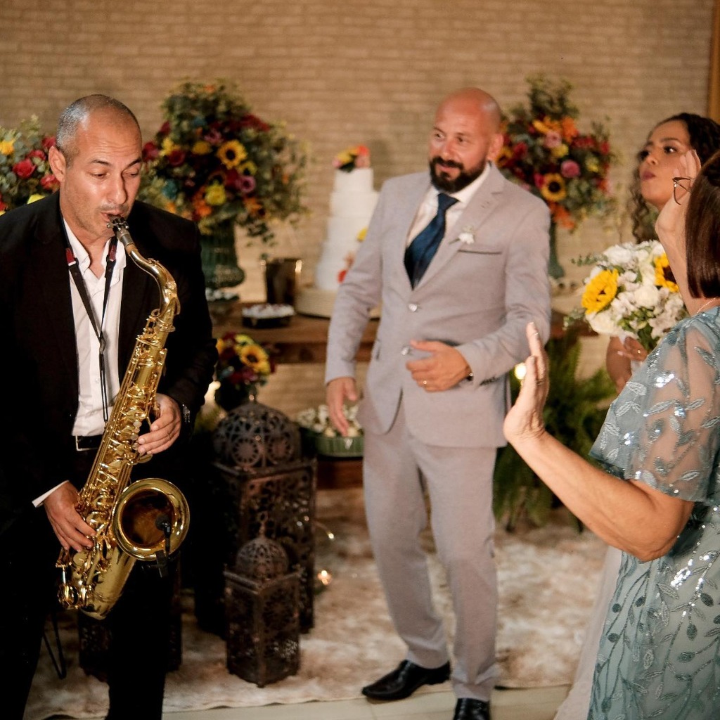 Saxofonista tocando na recepção do casamento — Mizael Produções Vale do Paraíba